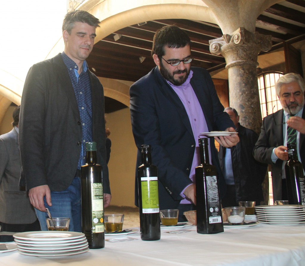 El president de la DO Oli de Mallorca, Sebastià Solivellas, i el conseller  Medi Ambient, Agricultura i Pesca tasten els olis novells.